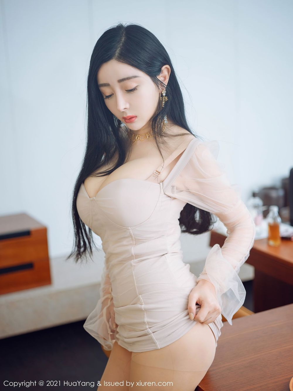 美女模特允爾 - 丝袜美腿吊裙系列妩媚动人套图