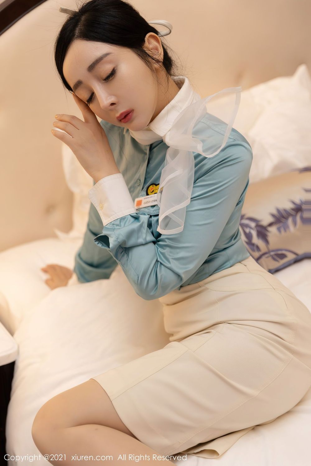 美女模特允爾 - 空姐下班后独一人买醉主题写真