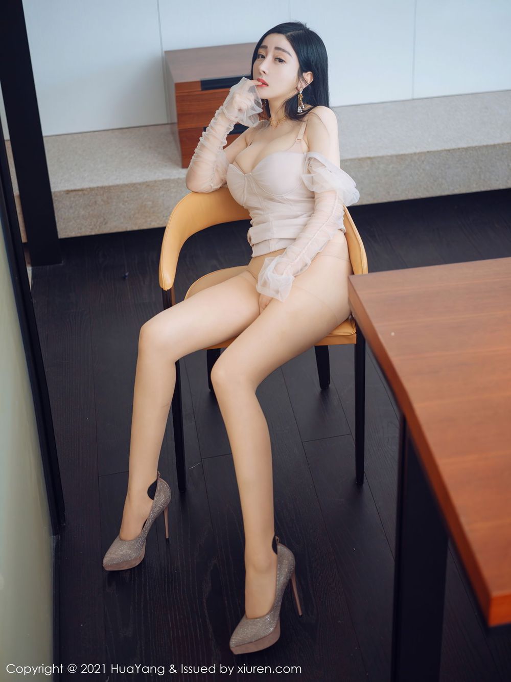 美女模特允爾 - 丝袜美腿吊裙系列妩媚动人套图