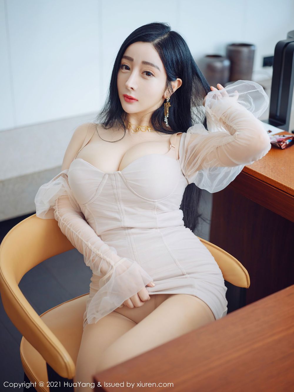 美女模特允爾 - 丝袜美腿吊裙系列妩媚动人套图