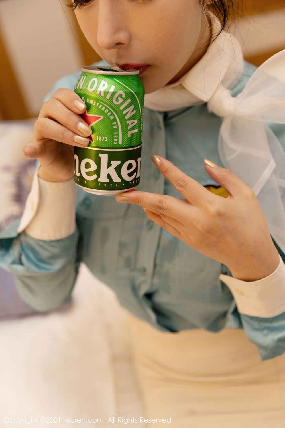美女模特允爾 - 空姐下班后独一人买醉主题写真