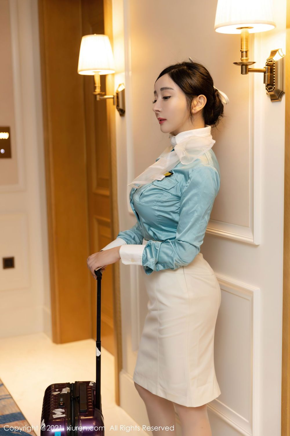 美女模特允爾 - 空姐下班后独一人买醉主题写真