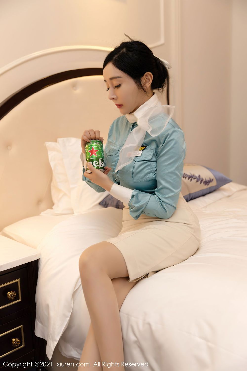 美女模特允爾 - 空姐下班后独一人买醉主题写真