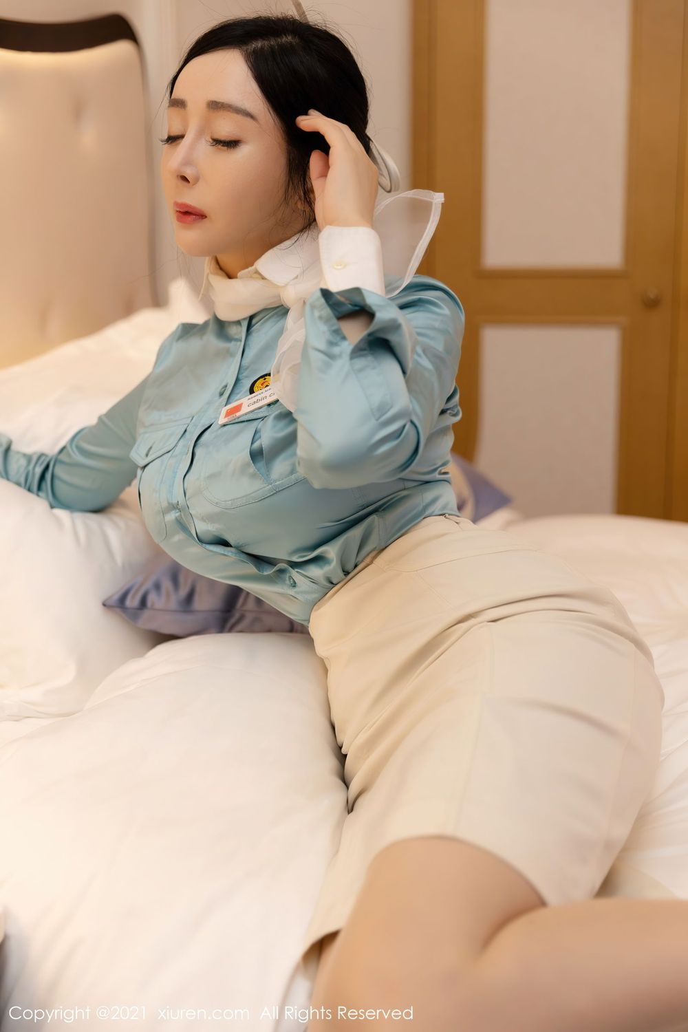 美女模特允爾 - 空姐下班后独一人买醉主题写真