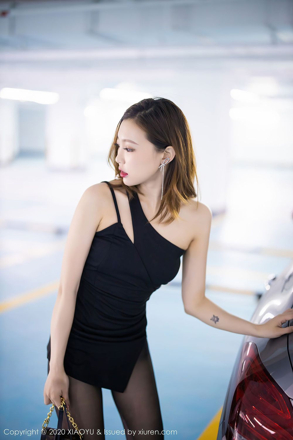 性感女神冯木木LRIS - 时尚车拍玉腿横陈系列写真