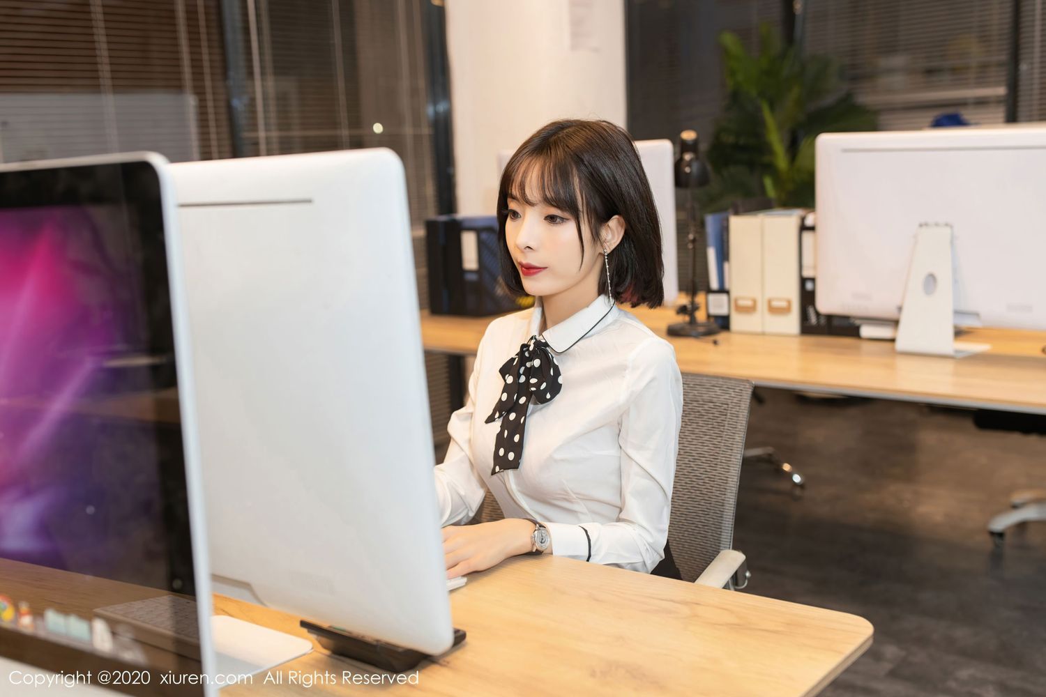 美女模特陈小喵 - 办公室邂逅主题性感写真