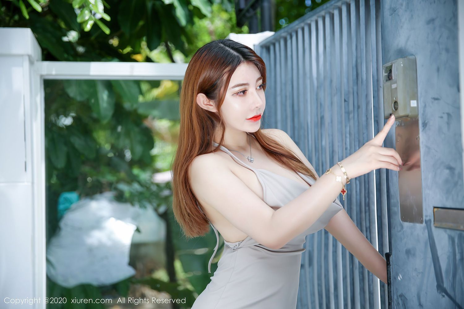 美女模特软软Roro - 华丽吊裙居家女友三亚旅拍