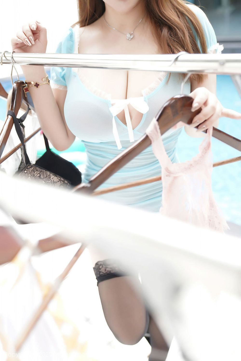 美女模特软软子 - 女主晾衣泳池剧情性感写真