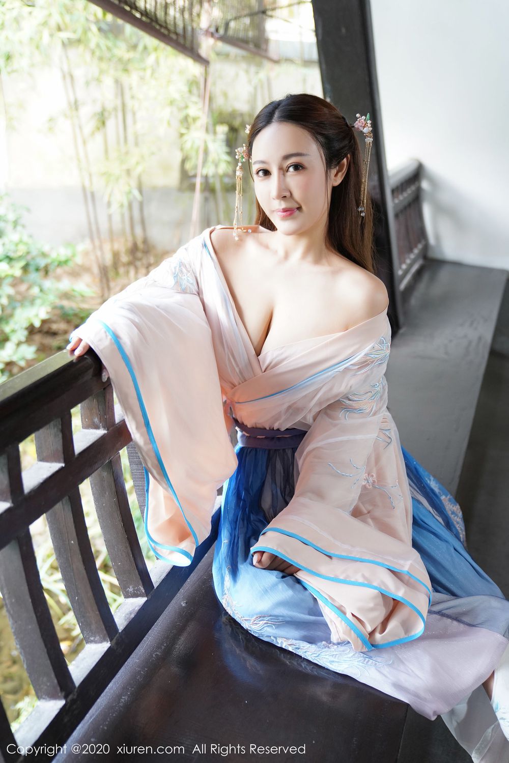美女模特周井空 - 古典风格室外园林性感写真