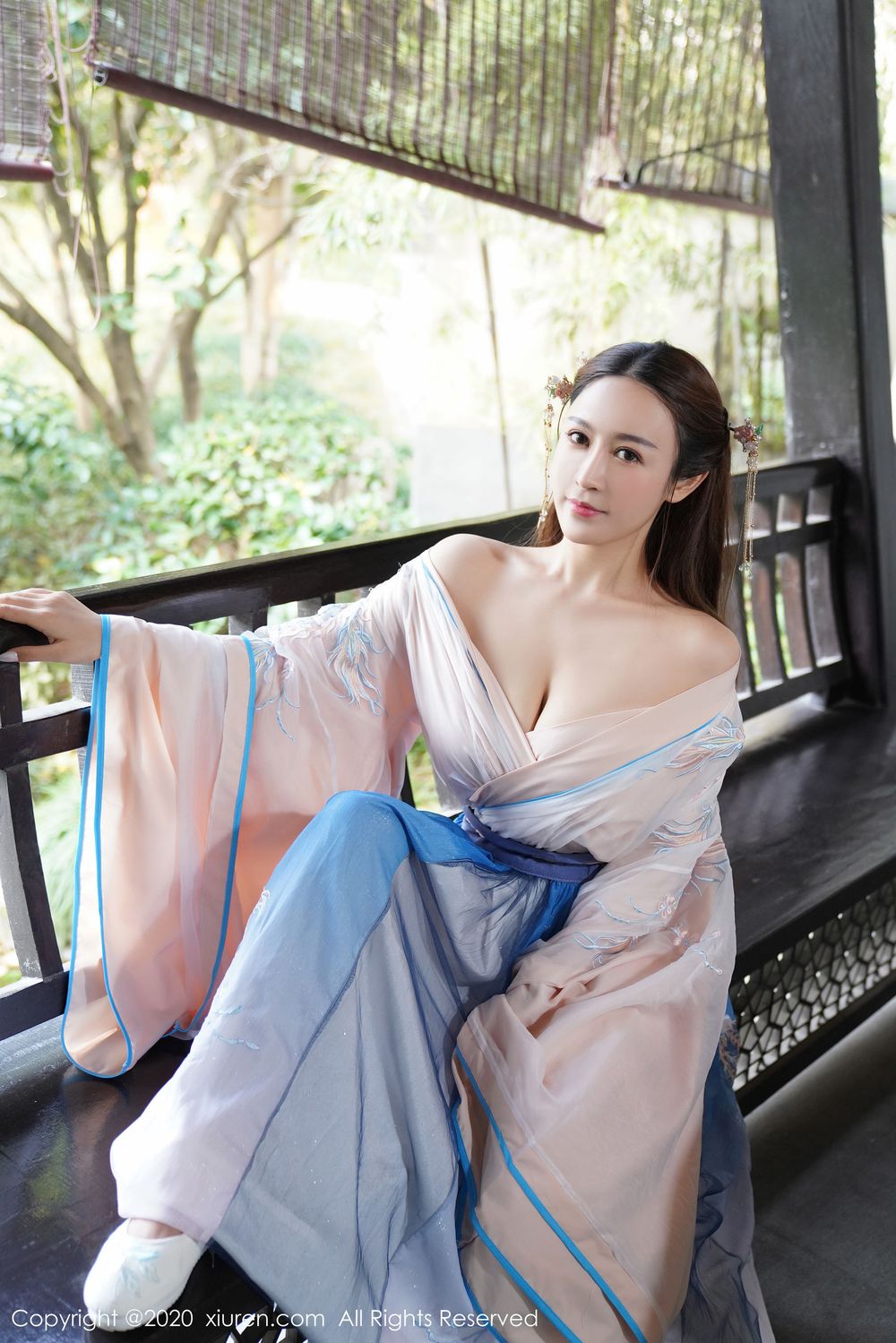美女模特周井空 - 古典风格室外园林性感写真