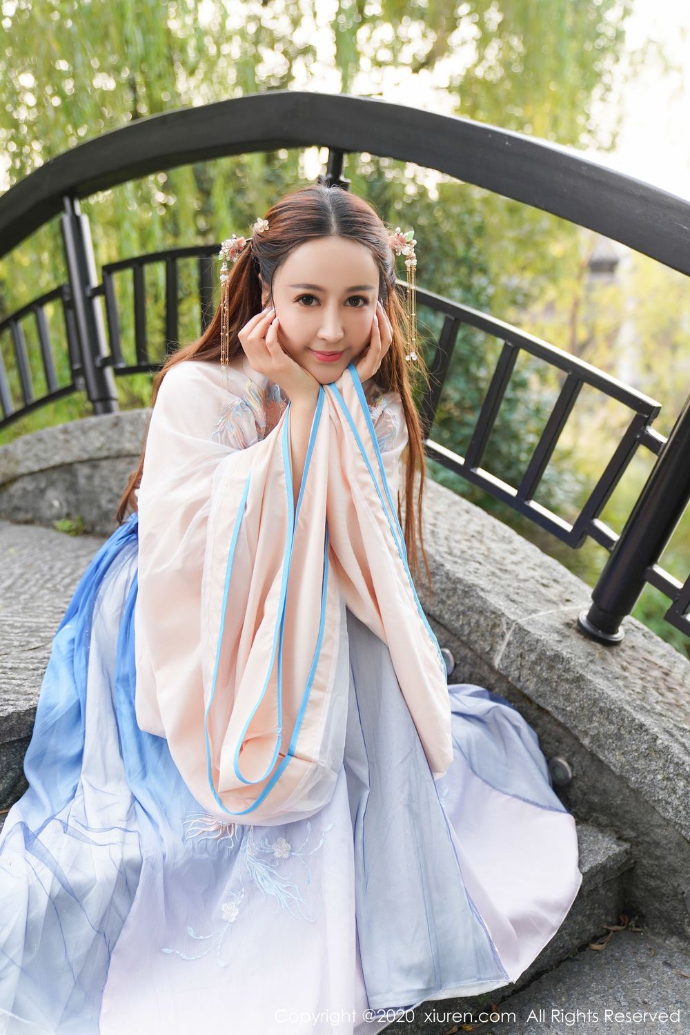 美女模特周井空 - 古典风格室外园林性感写真