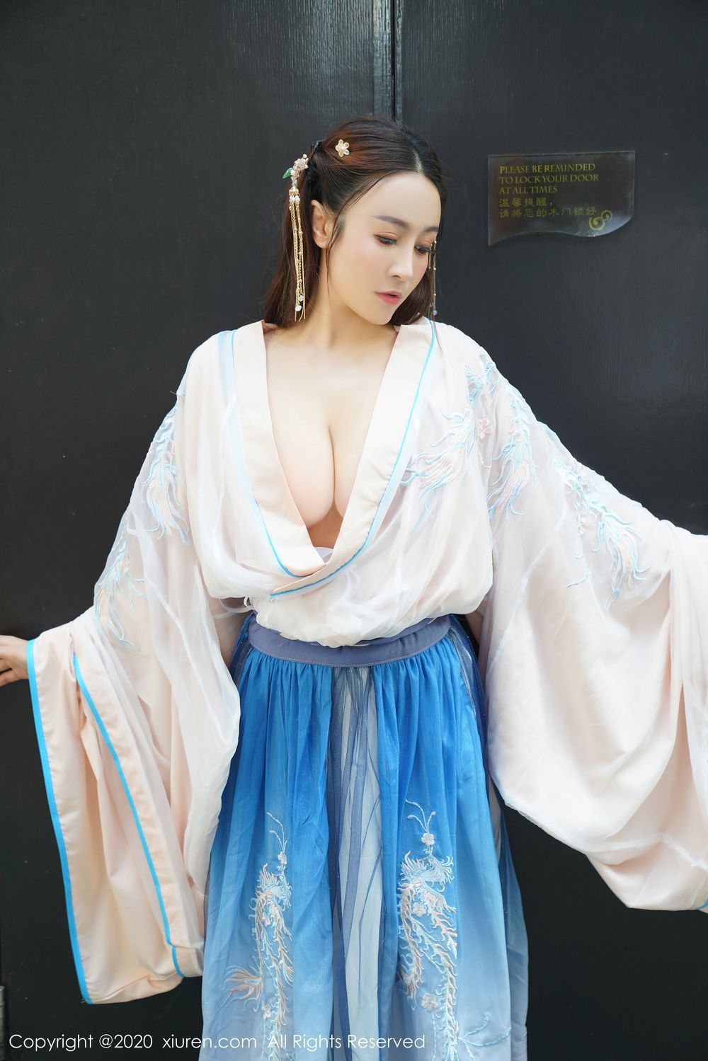 美女模特周井空 - 古典风格室外园林性感写真