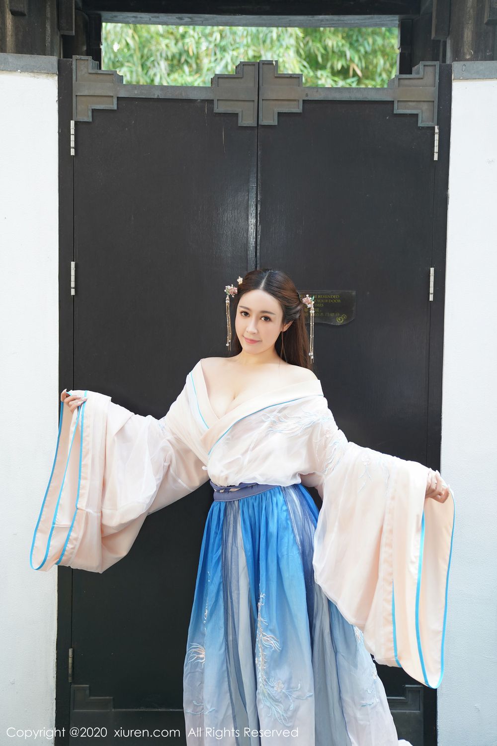 美女模特周井空 - 古典风格室外园林性感写真