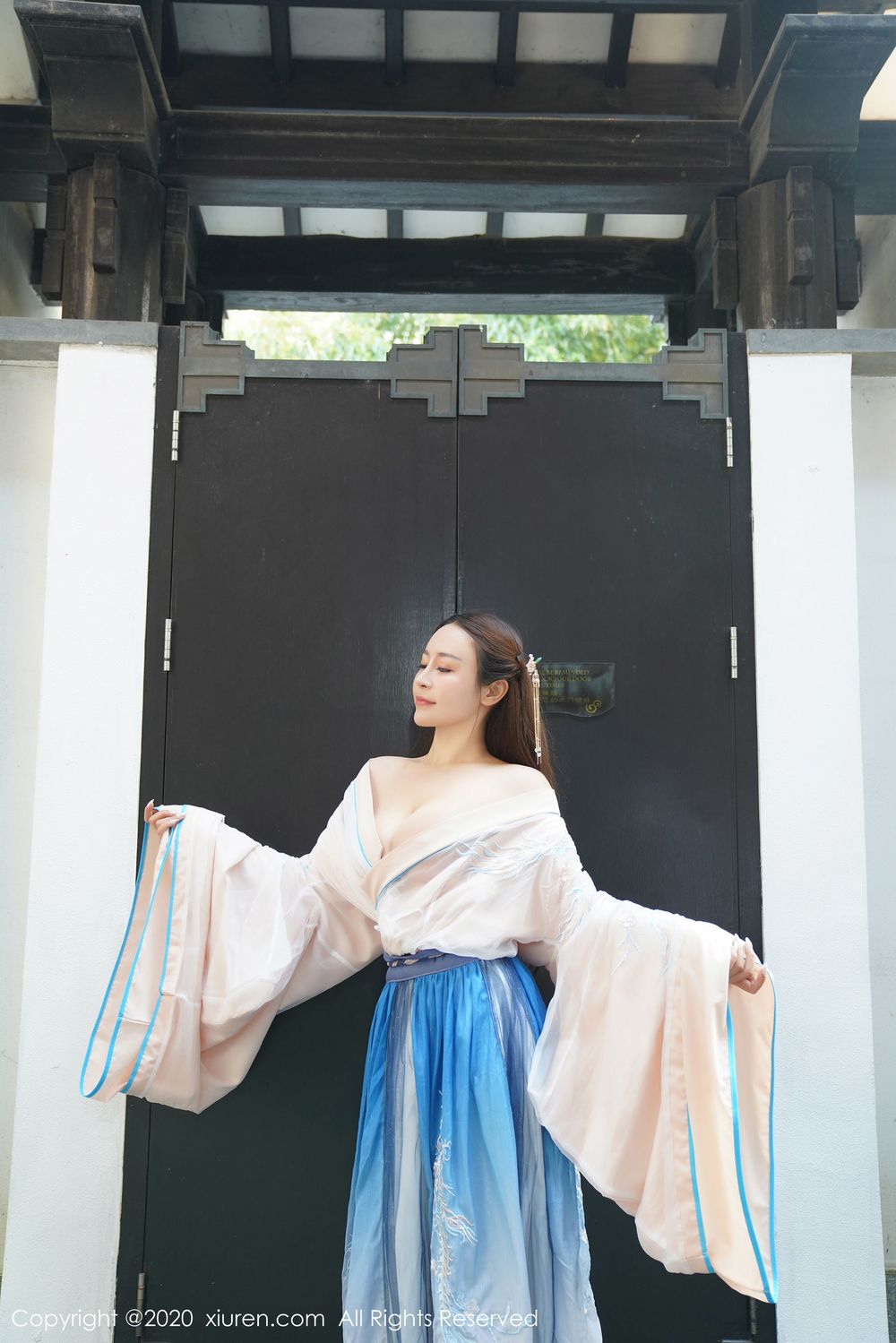 美女模特周井空 - 古典风格室外园林性感写真