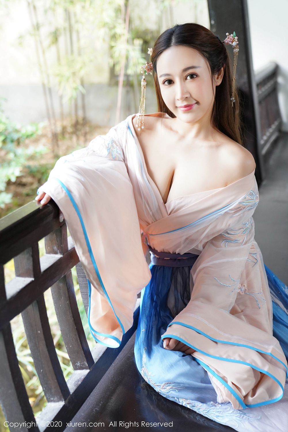 美女模特周井空 - 古典风格室外园林性感写真