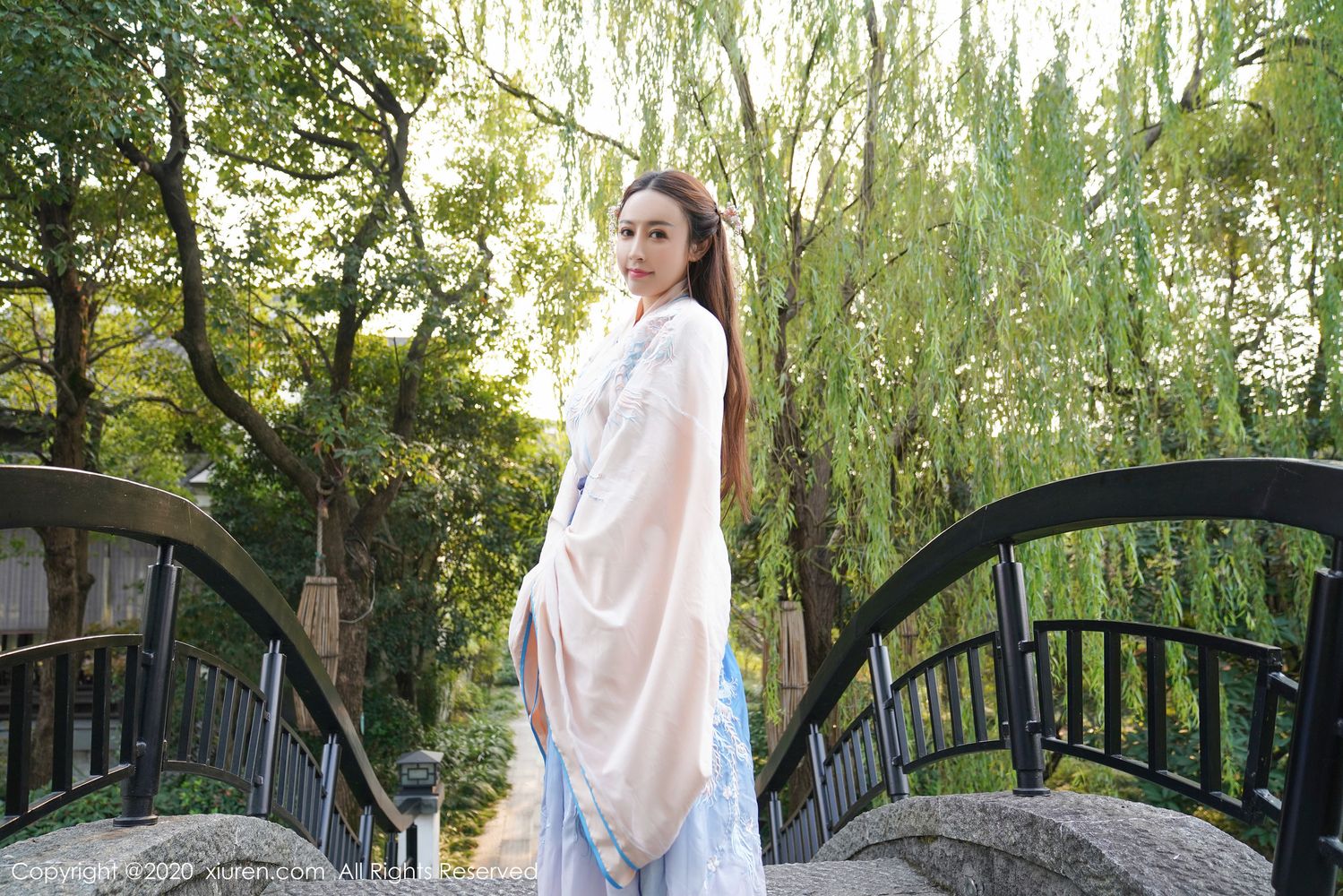 美女模特周井空 - 古典风格室外园林性感写真