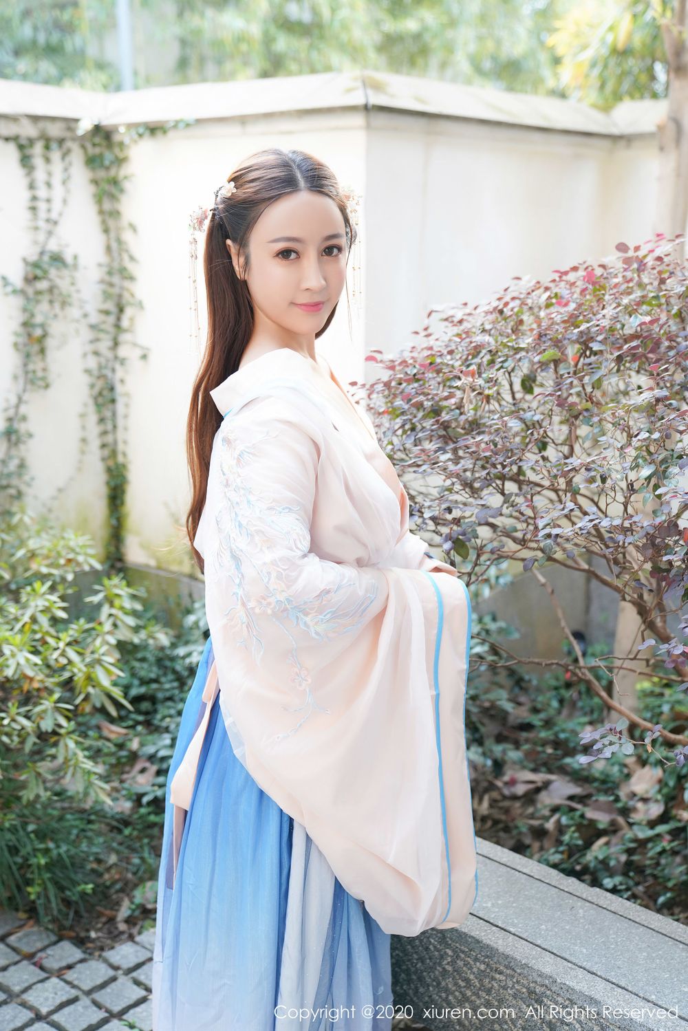 美女模特周井空 - 古典风格室外园林性感写真