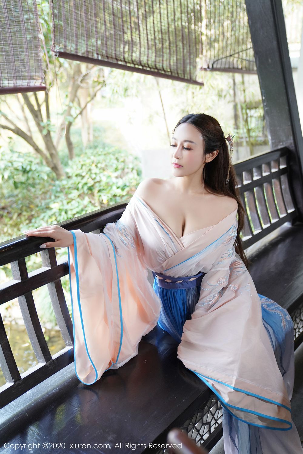 美女模特周井空 - 古典风格室外园林性感写真