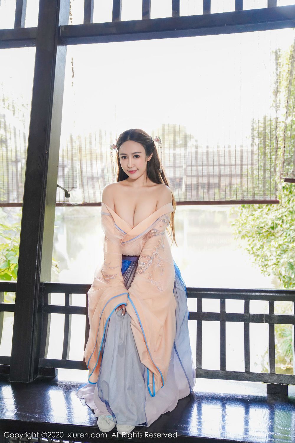 美女模特周井空 - 古典风格室外园林性感写真