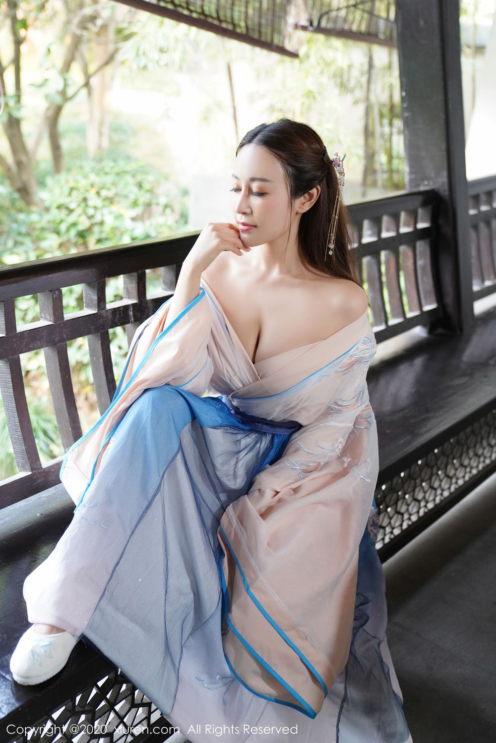 美女模特周井空 - 古典风格室外园林性感写真