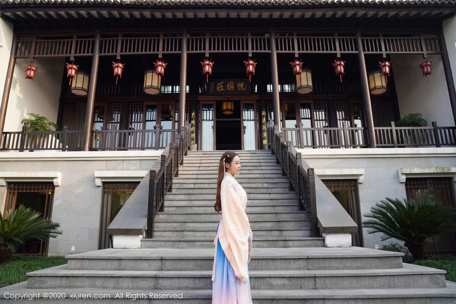 美女模特周井空 - 古典风格室外园林性感写真