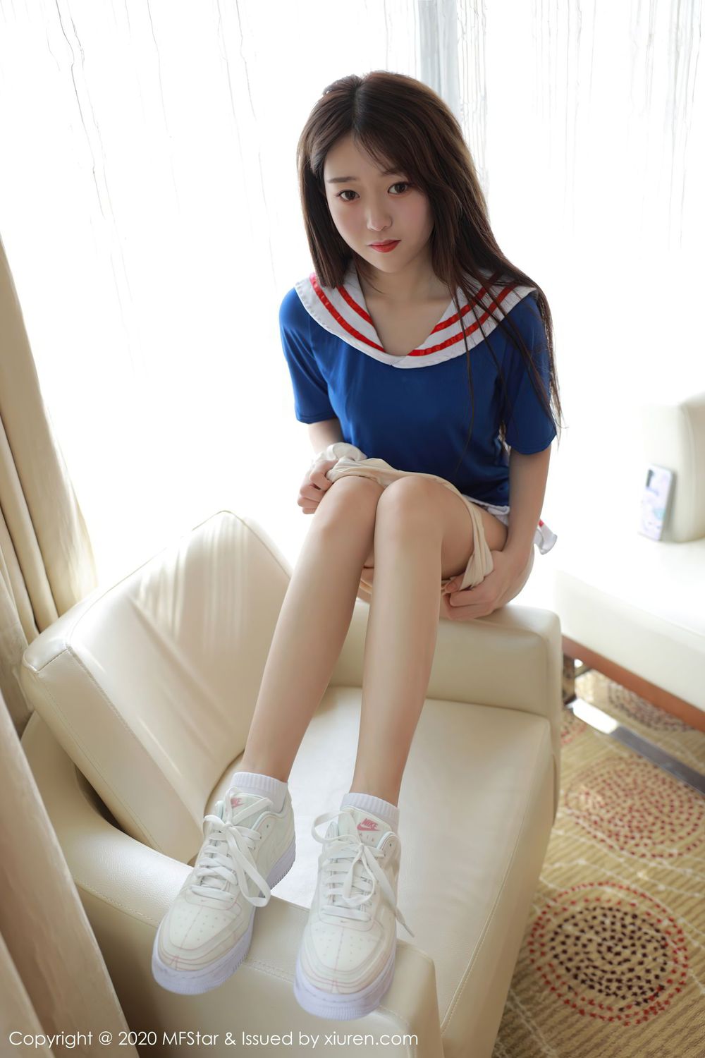 新人妹子小奶瓶呜鸣 - 水手服超短裙系列写真