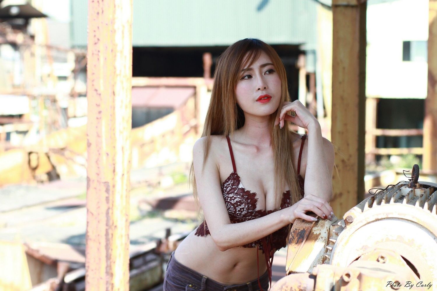 模特黄艾比Abbie - 桥头糖厂 黑丝+蕾丝+热裤写真