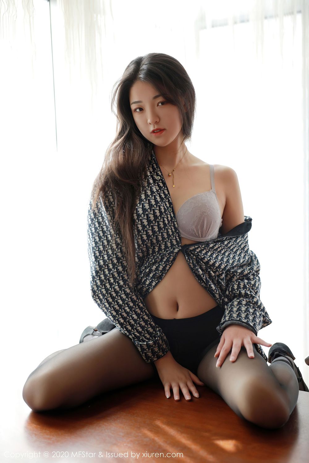 美女模特Laura苏雨彤 - 格子衬衫与黑丝美腿性感写真