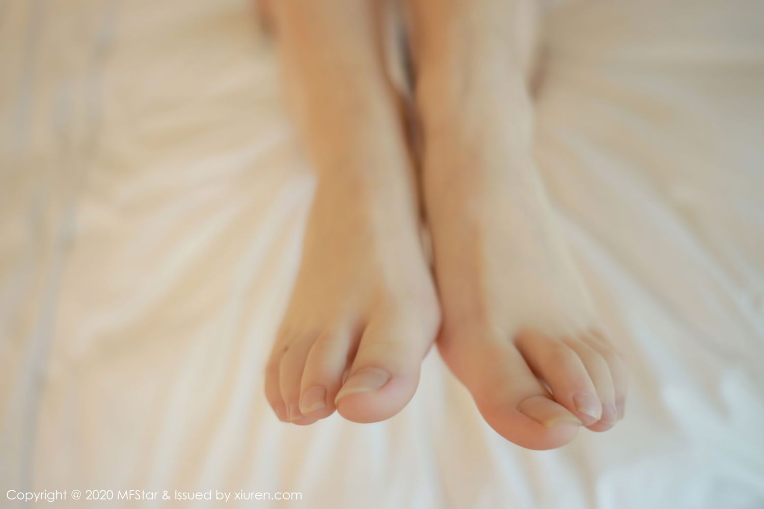 新人妹子小奶瓶呜鸣 - 白嫩胴体女仆装扮首套写真