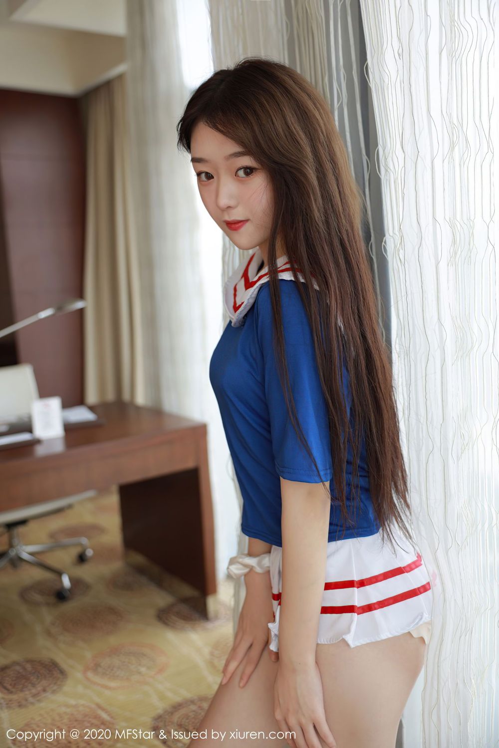 新人妹子小奶瓶呜鸣 - 水手服超短裙系列写真