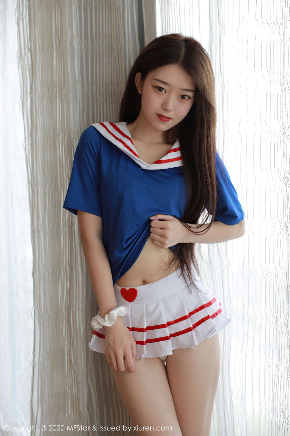 新人妹子小奶瓶呜鸣 - 水手服超短裙系列写真