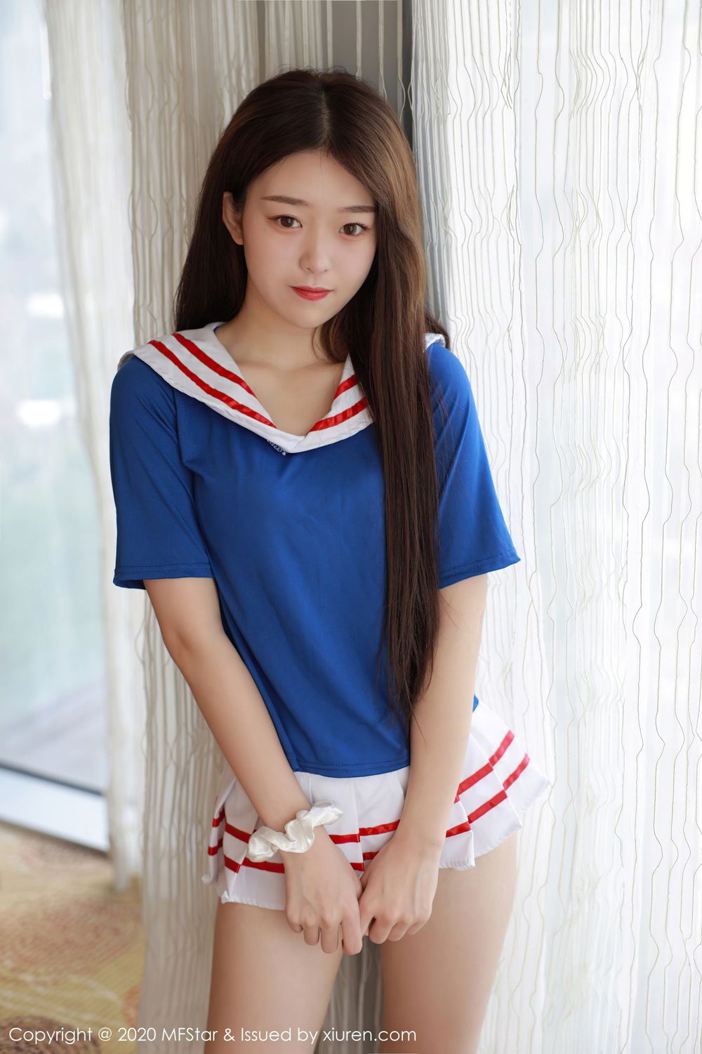 新人妹子小奶瓶呜鸣 - 水手服超短裙系列写真