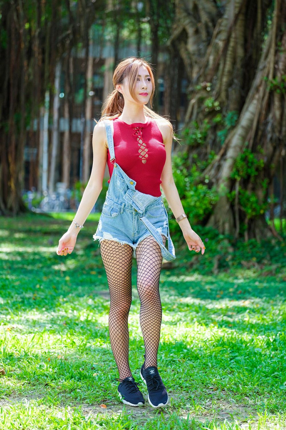 美女模特黄艾比 - 黑丝网袜牛仔热裤系列街拍写真