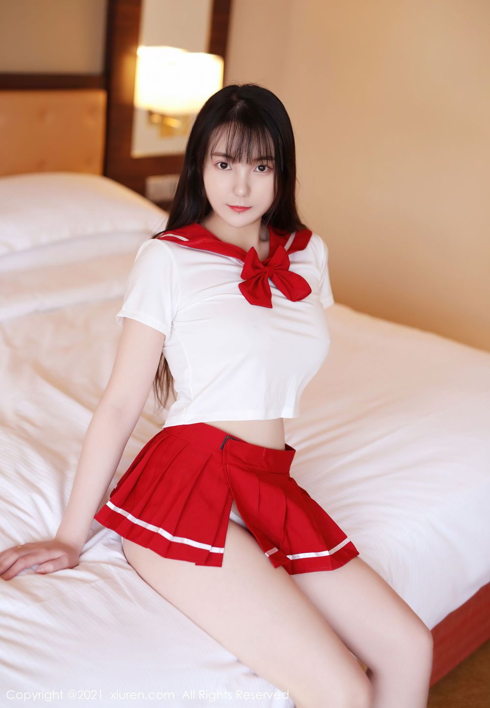 美女模特揉揉肉肉 - JK制服蕾丝袜真空系列写真