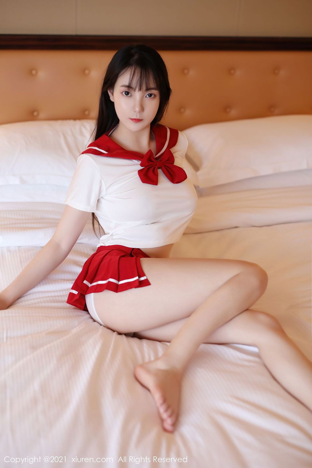 美女模特揉揉肉肉 - JK制服蕾丝袜真空系列写真