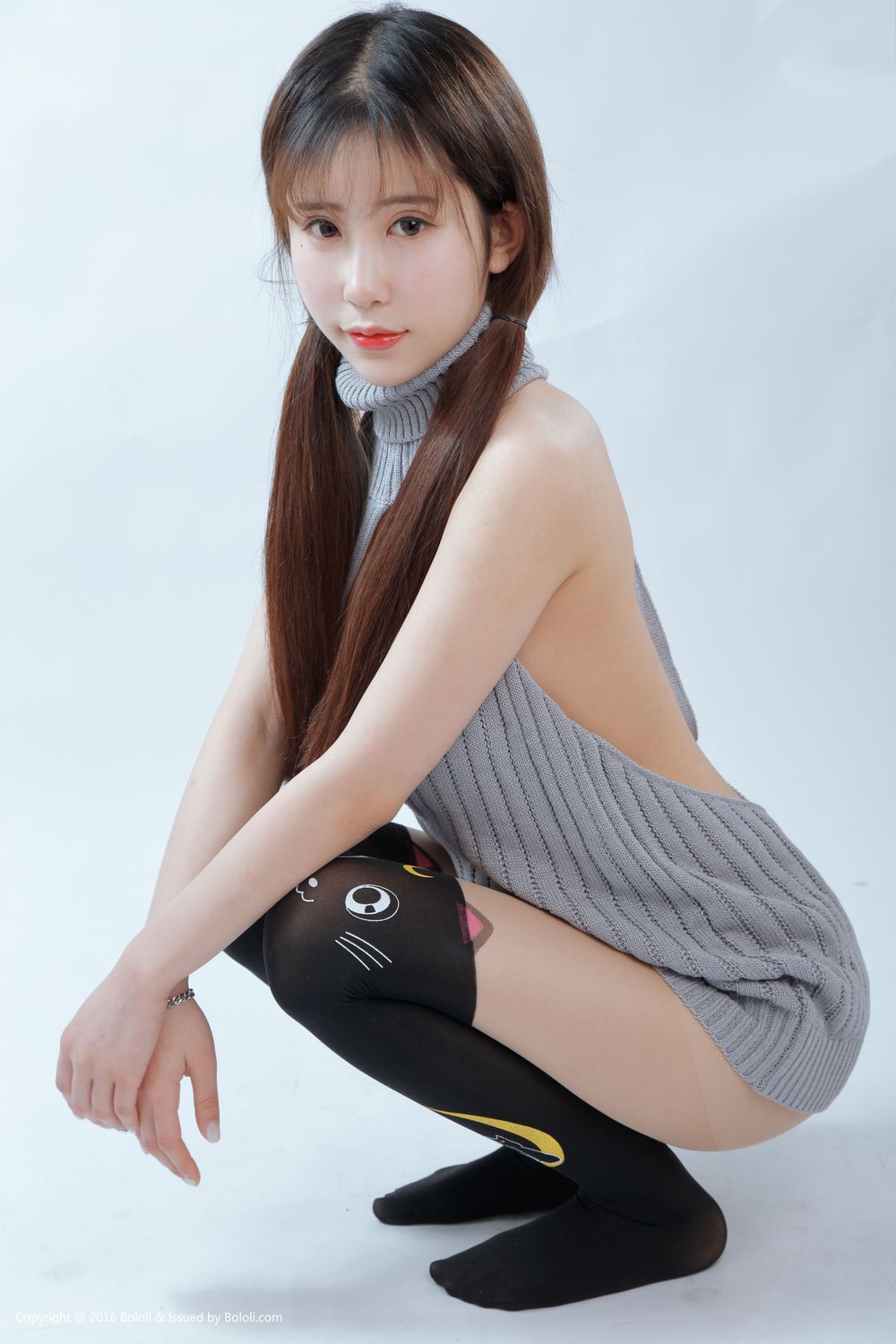 新人模特悠悠酱 - 新旧毛衣风格惹火身材写真