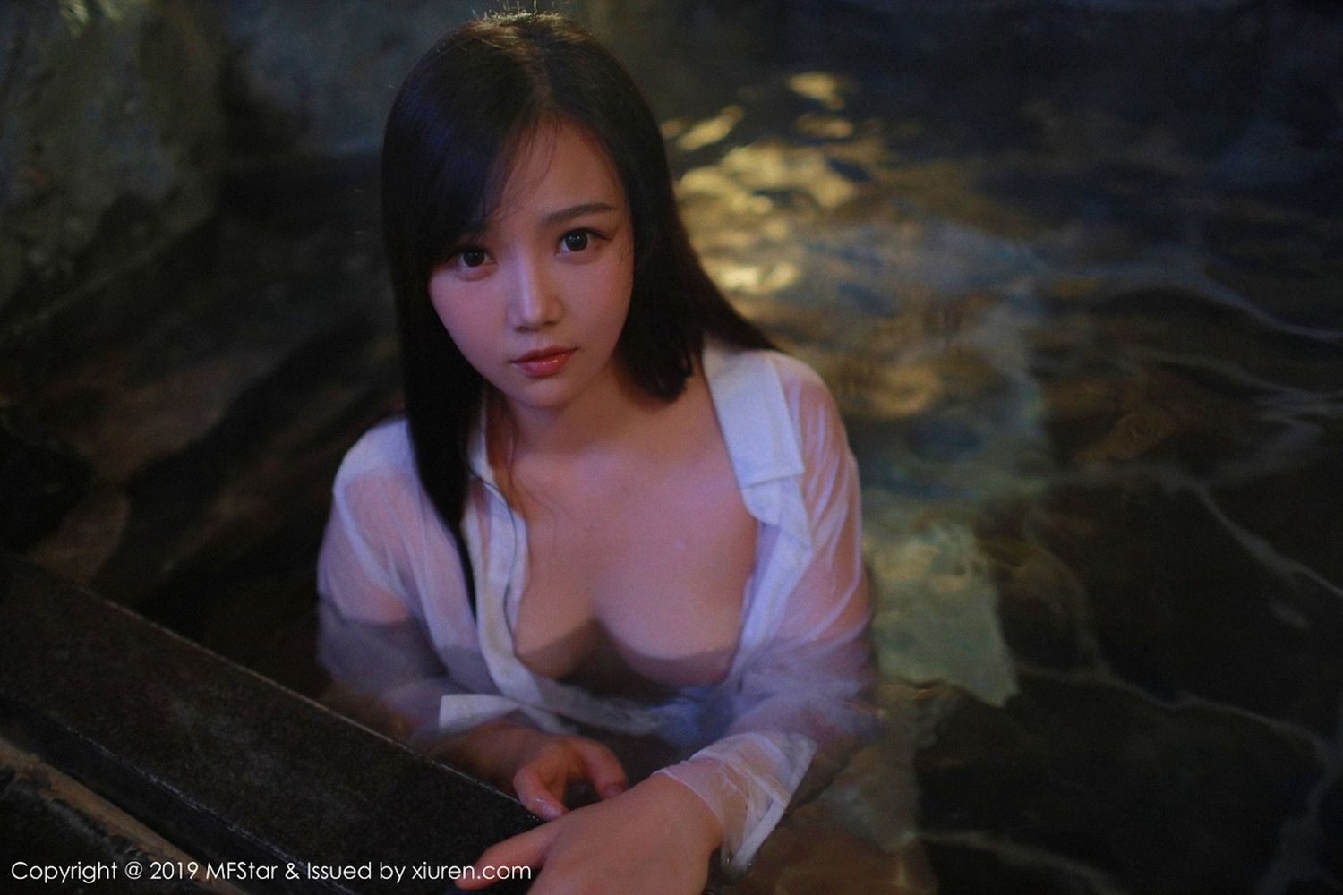 性感女神徐微微mia - 白衬衫浴池湿身系列日本旅拍