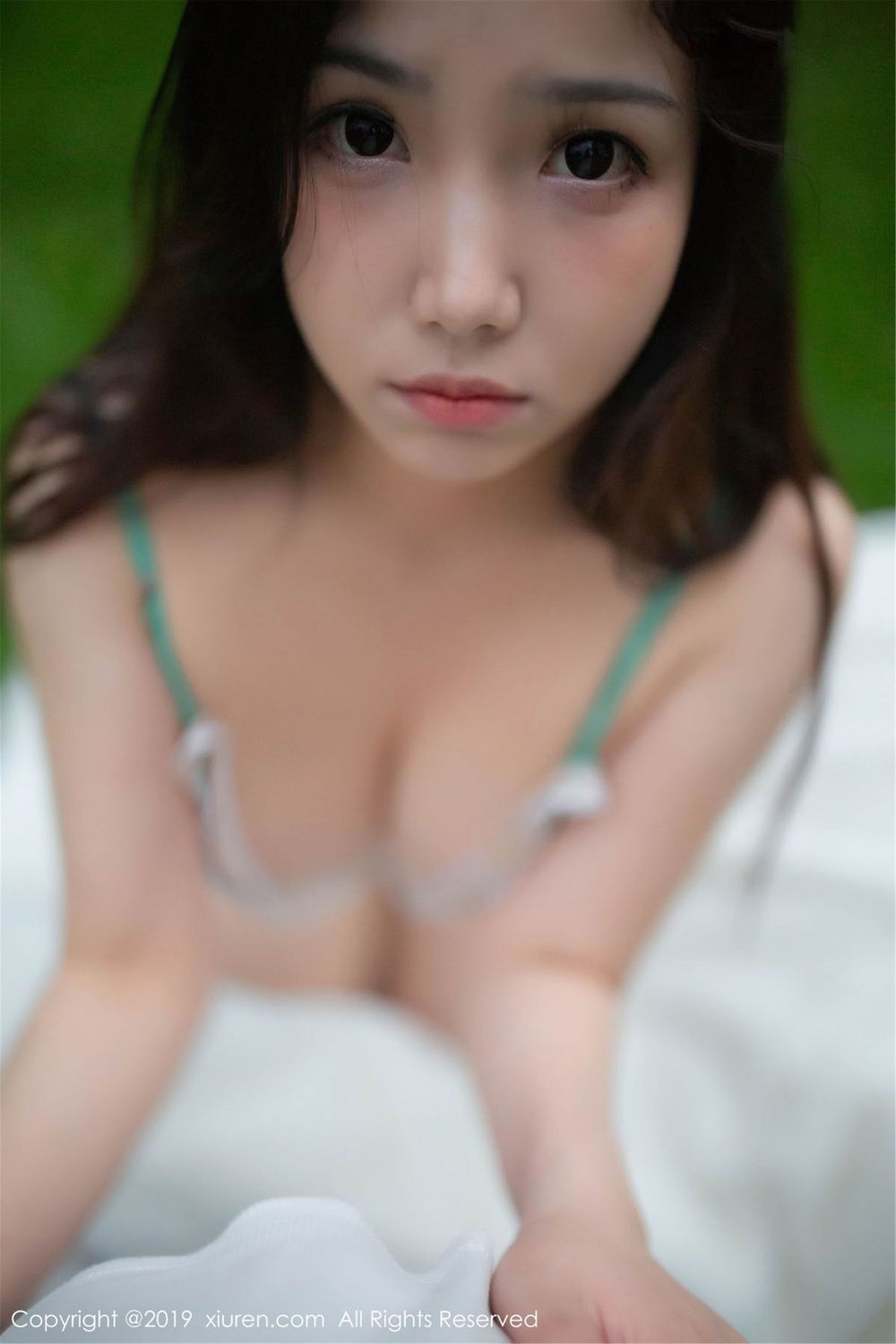 性感女神徐微微mia - 户外樱花园美胸翘臀东欧旅拍
