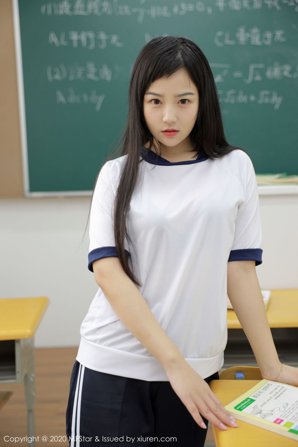 美女模特徐微微mia - 学生制服教室场景诱惑写真
