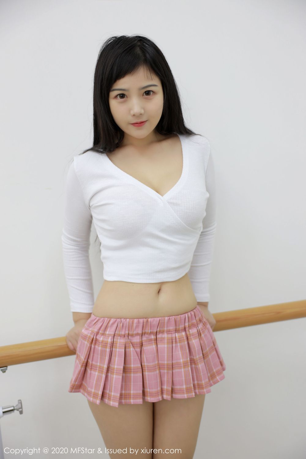 美女模特徐微微mia - JK短裙制服教室场景写真