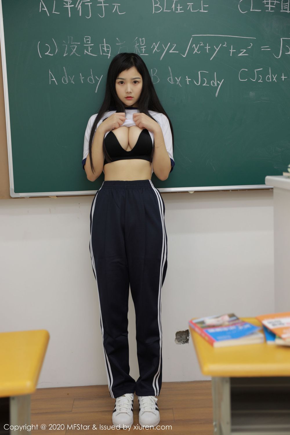 美女模特徐微微mia - 学生制服教室场景诱惑写真