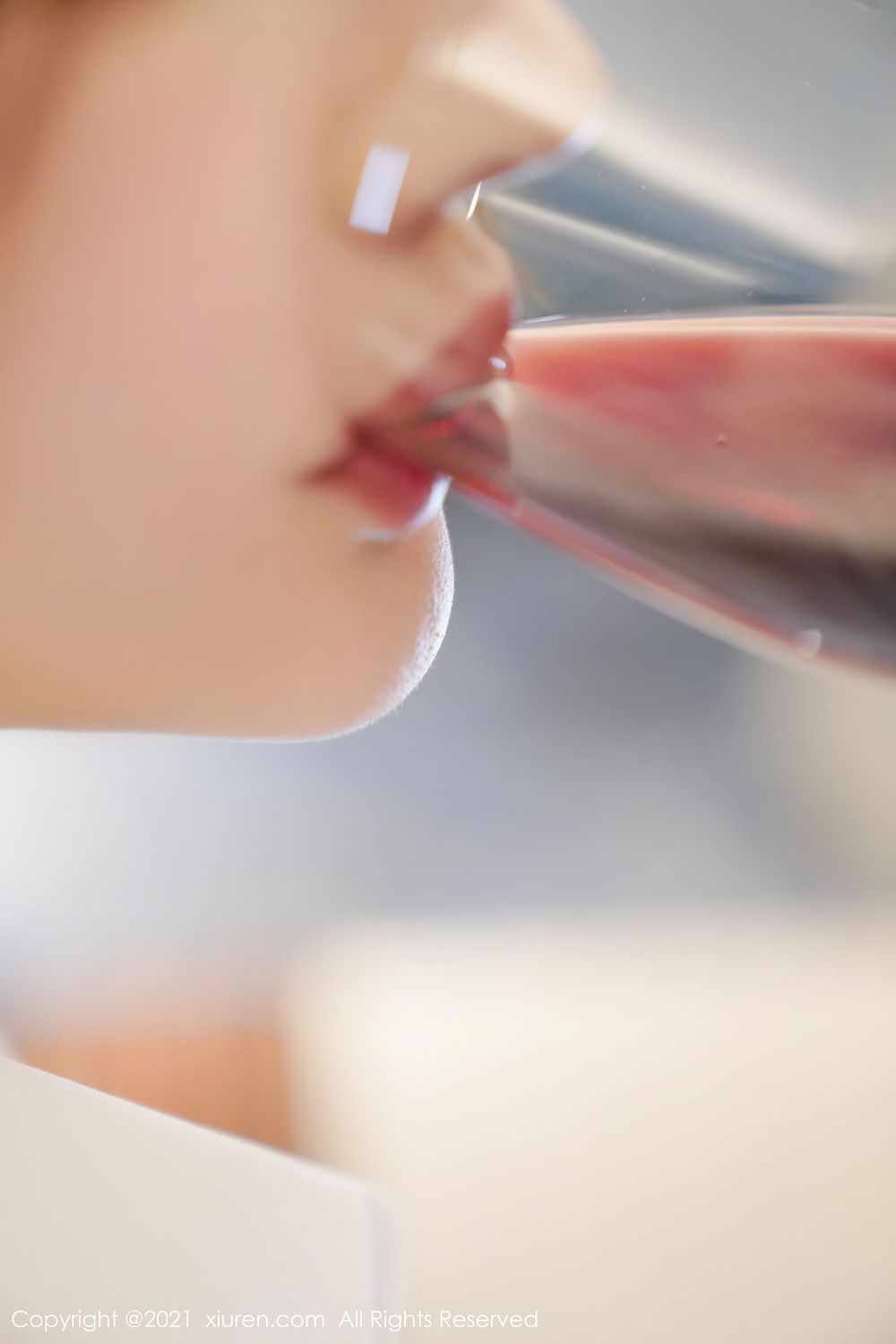 新人模特萌奈子 - 白衬衫酒店红酒美人系列性感写真