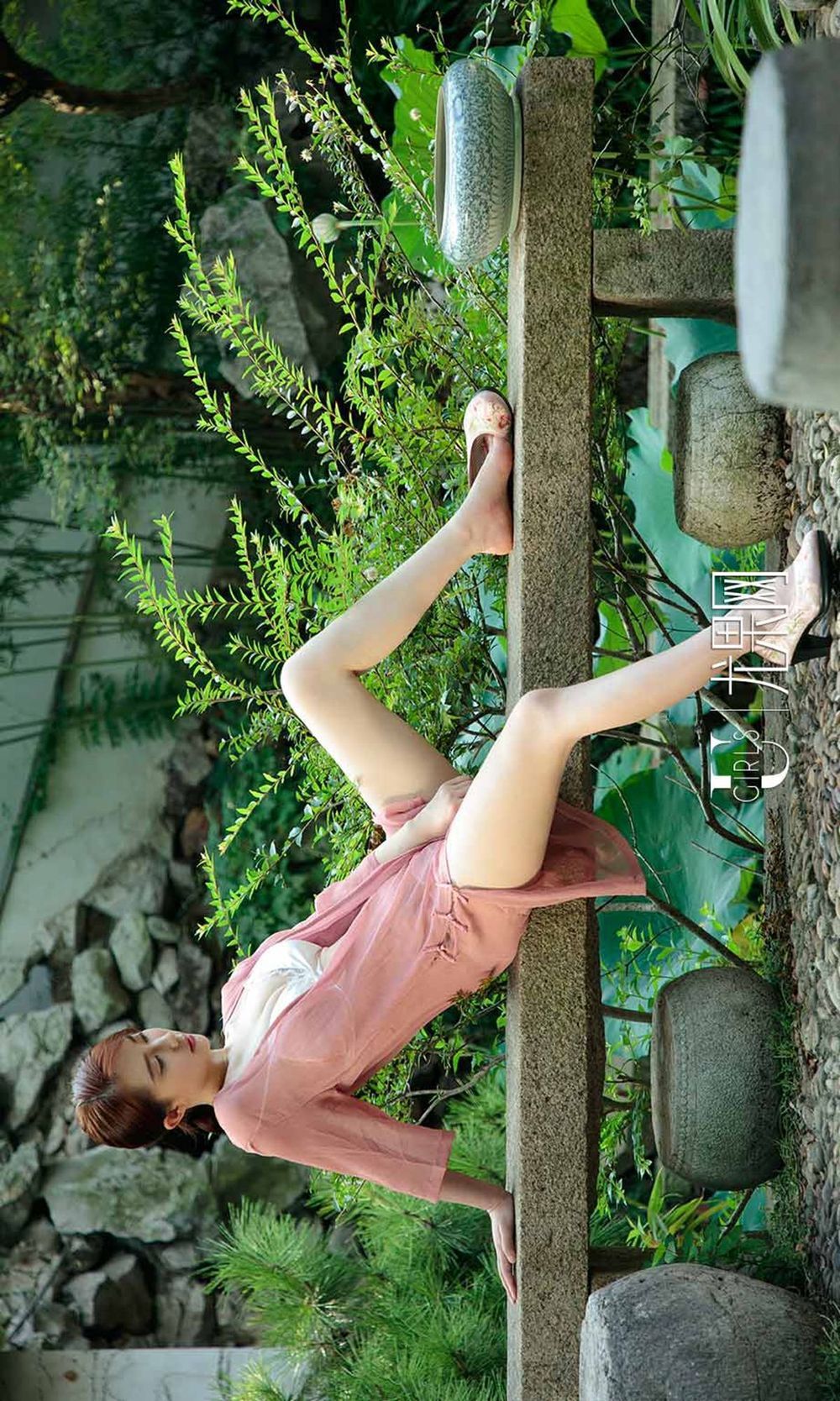 美女模特苏小曼 - 户外内衣系列醉卧花底主题写真