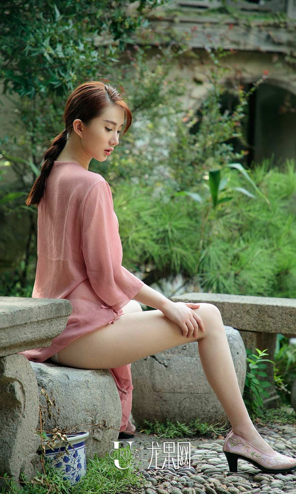 美女模特苏小曼 - 户外内衣系列醉卧花底主题写真