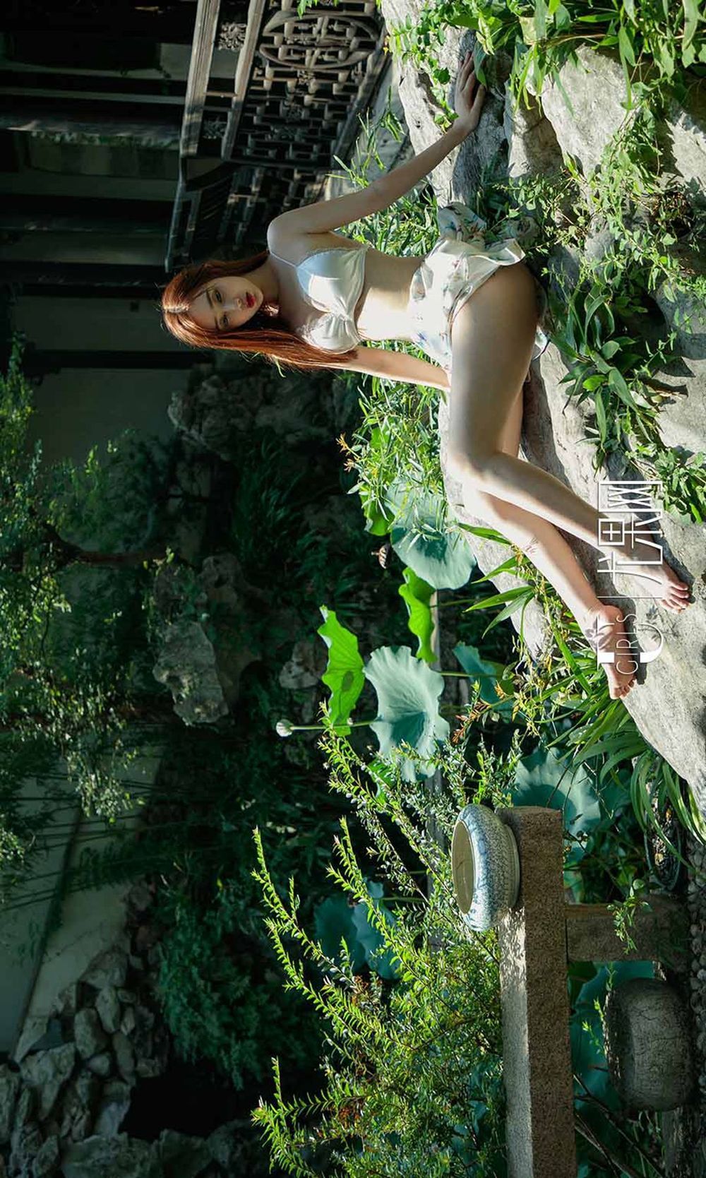 美女模特苏小曼 - 户外内衣系列醉卧花底主题写真
