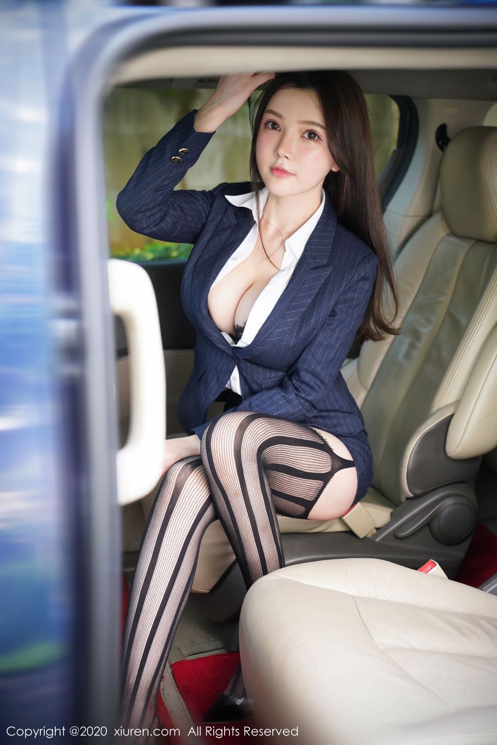 美女模特糯美子Mini - 性感秘书车拍系列写真