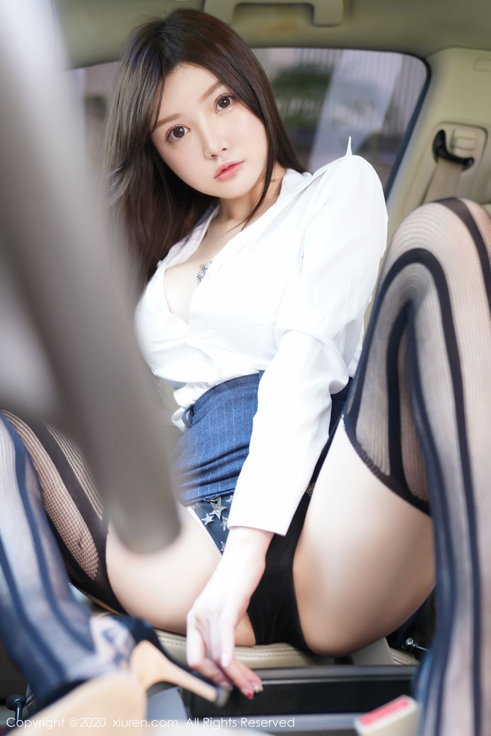 美女模特糯美子Mini - 性感秘书车拍系列写真