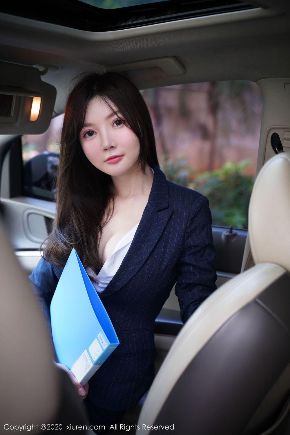 美女模特糯美子Mini - 性感秘书车拍系列写真