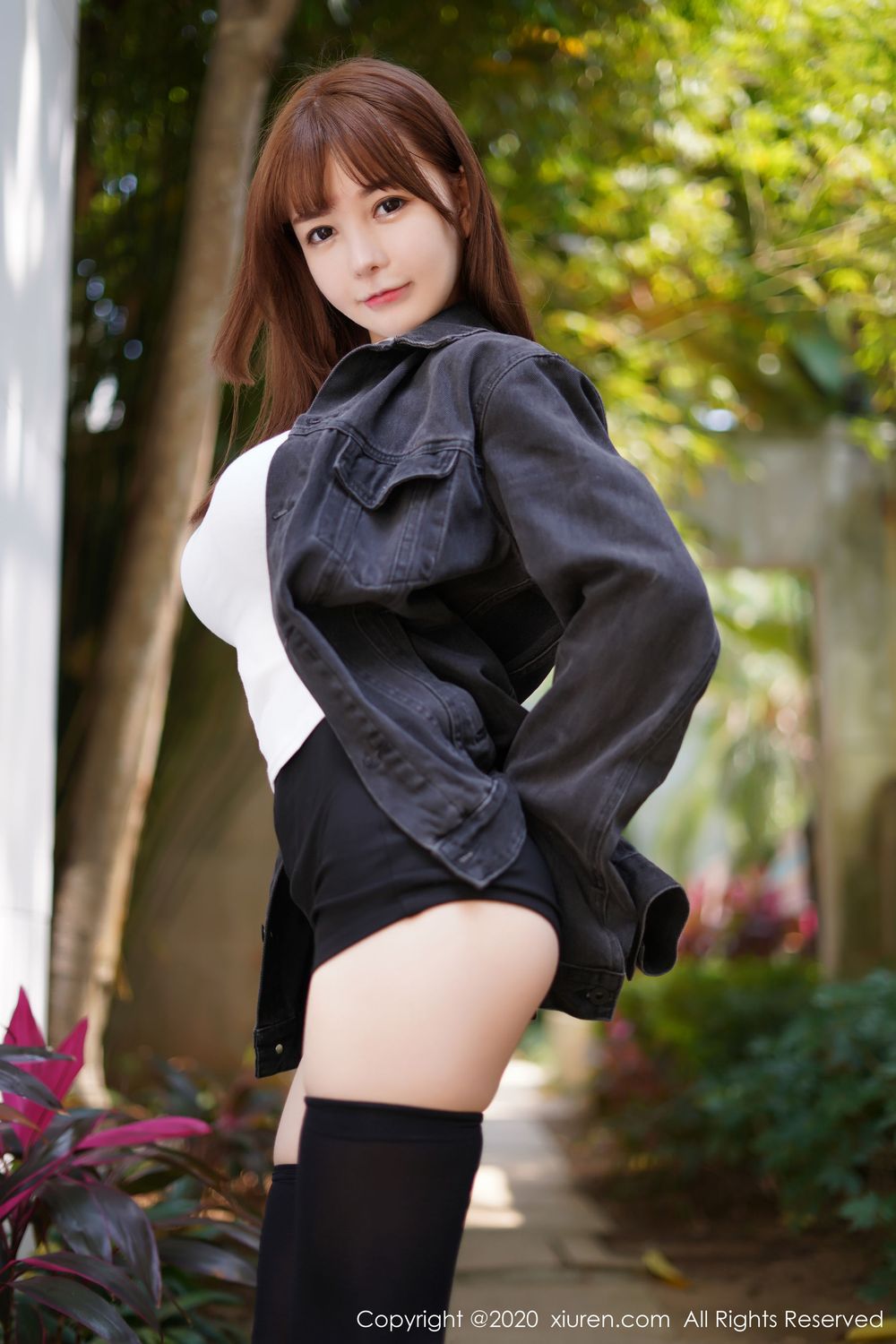 新人模特UU酱 - 黑色外套童颜巨乳系列性感写真