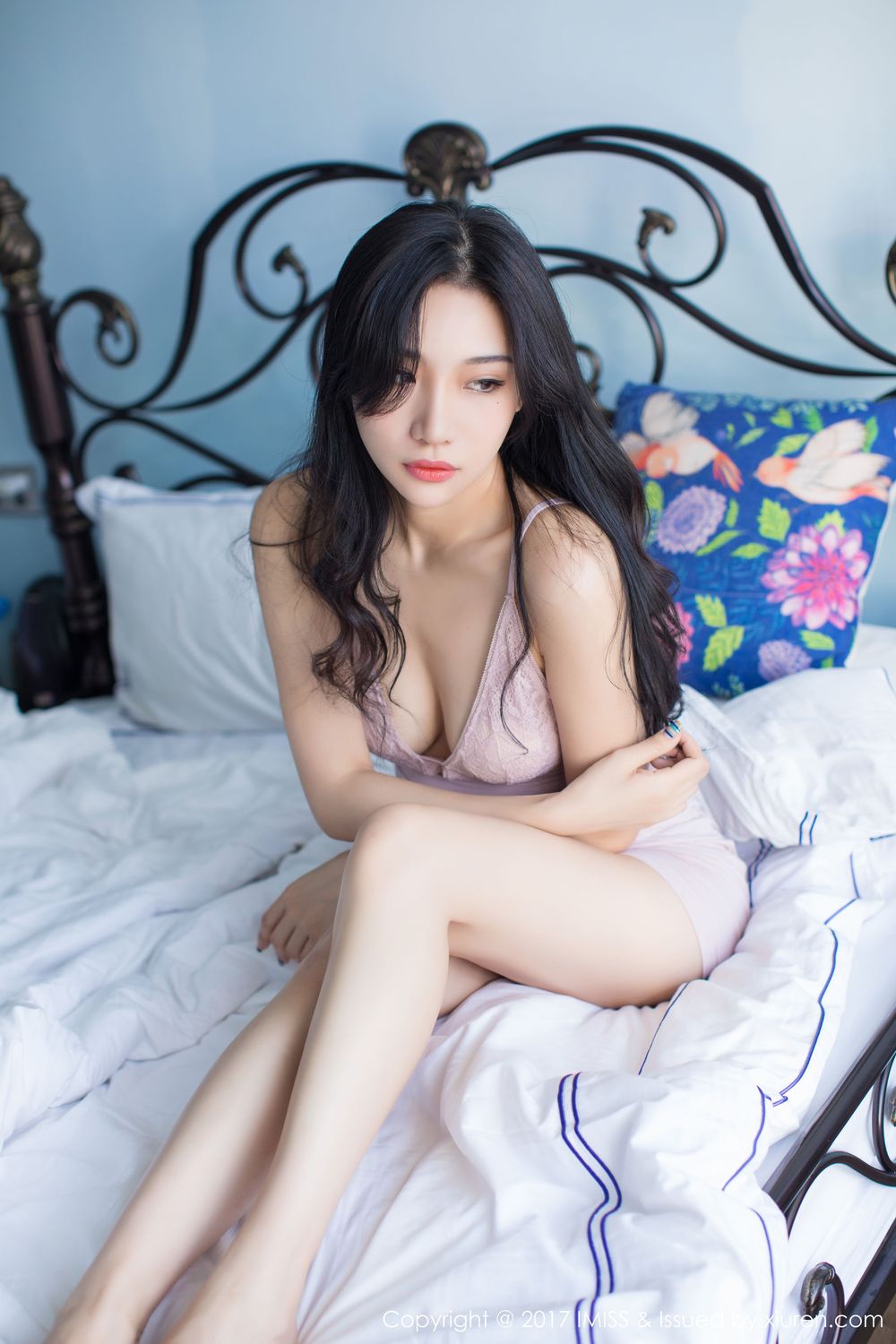 美女模特小狐狸Sica - 粉红小吊带高耸玉兔私房写真